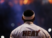 开云体育-赛道与球场，两场无关的终极较量