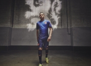 开云体育在线-孤星与铁网，当爱德华兹的璀璨撞上黄蜂的集体封印