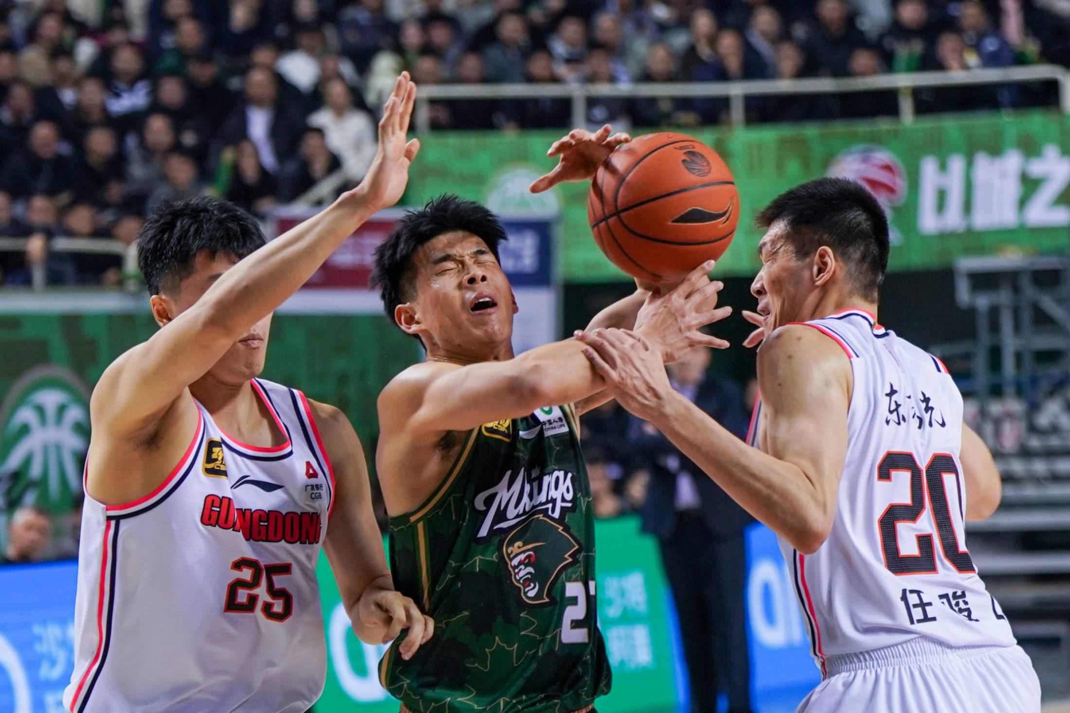 天津队绝杀获胜现场热血四溢,球员接受采访 天津队绝杀获胜现场热血四溢,球员接受采访