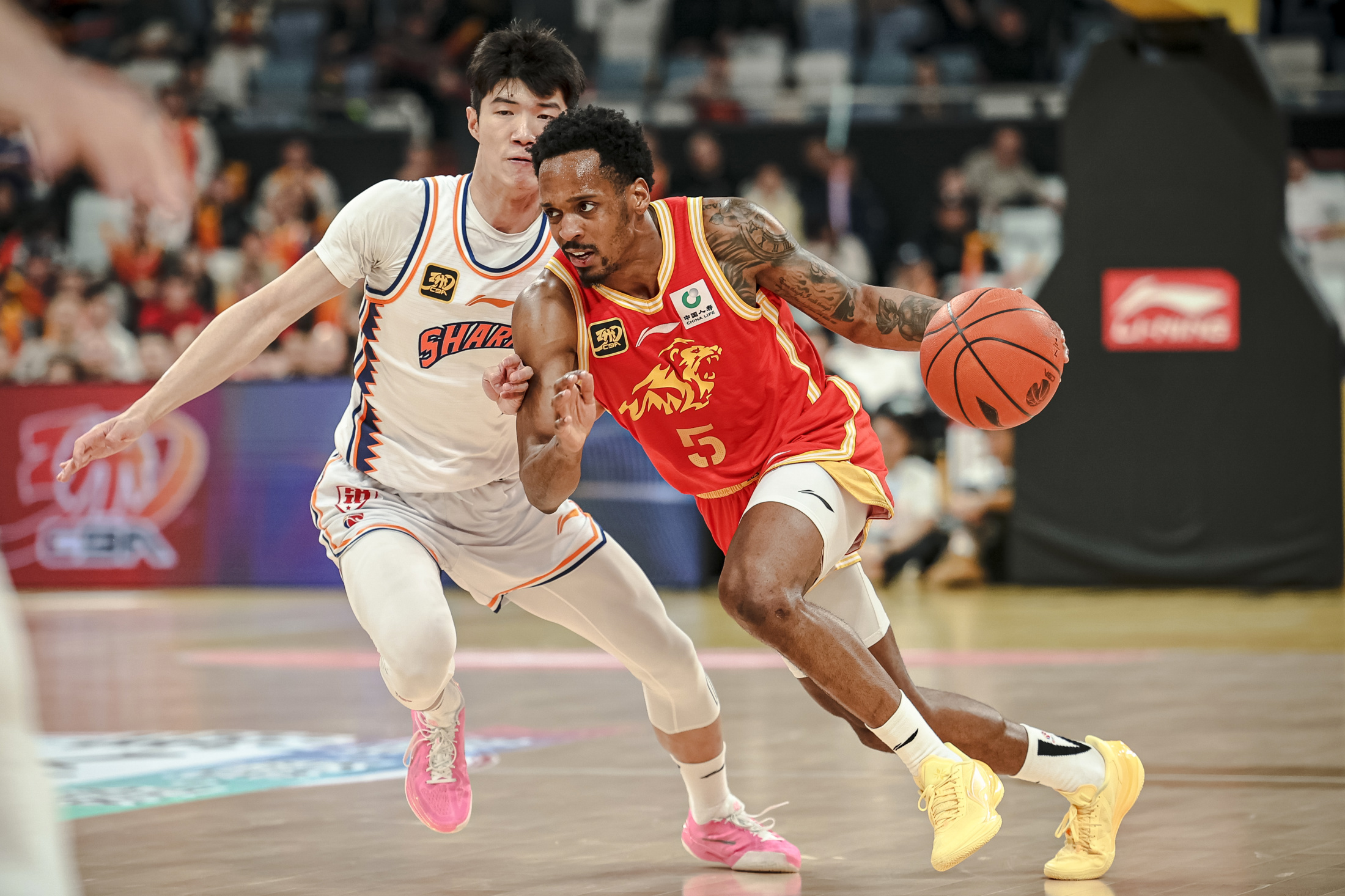 天津队绝杀获胜现场热血四溢,球员接受采访 天津队绝杀获胜现场热血四溢,球员接受采访