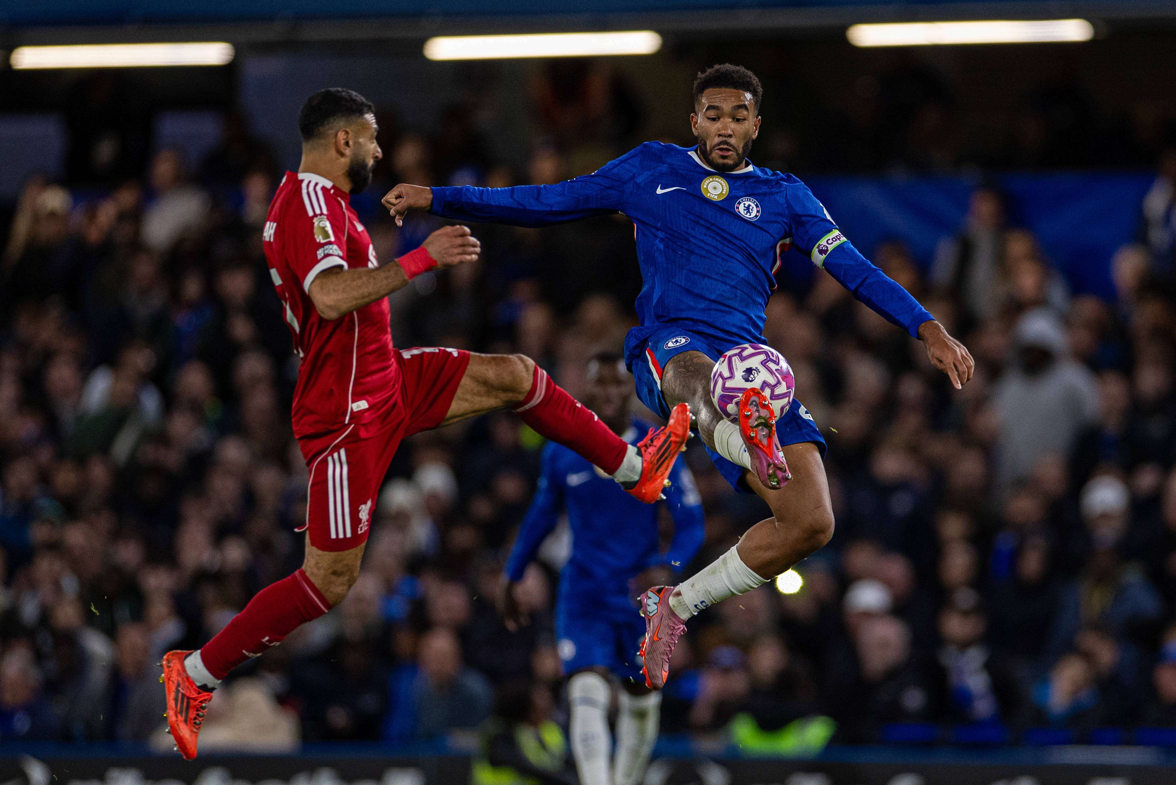包含切尔西客场大胜圣徒，登顶积分榜的词条