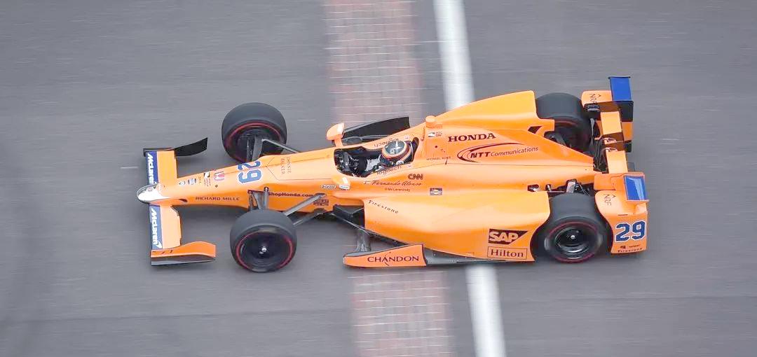 梅赛德斯鏖战迈凯伦,阿隆索高光表现 梅赛德斯鏖战迈凯伦,阿隆索高光表现