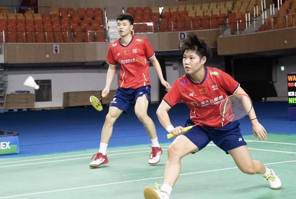 中国队鏖战日本队,黄鸭组合状态火热 中国队鏖战日本队,黄鸭组合状态火热